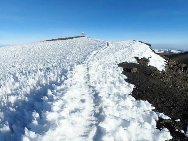 What is the difference between the Marangu and Machame routes?