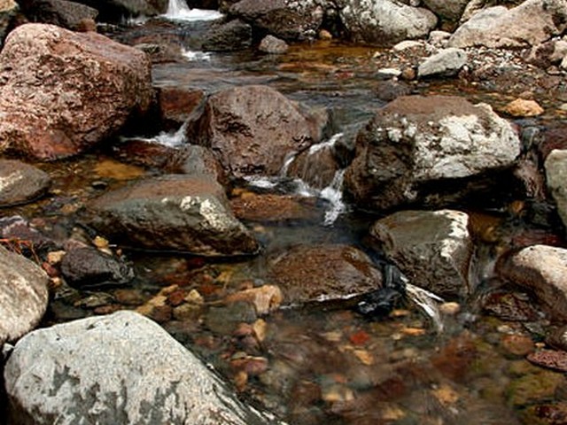 How does KCTE promote eco-friendly trekking?